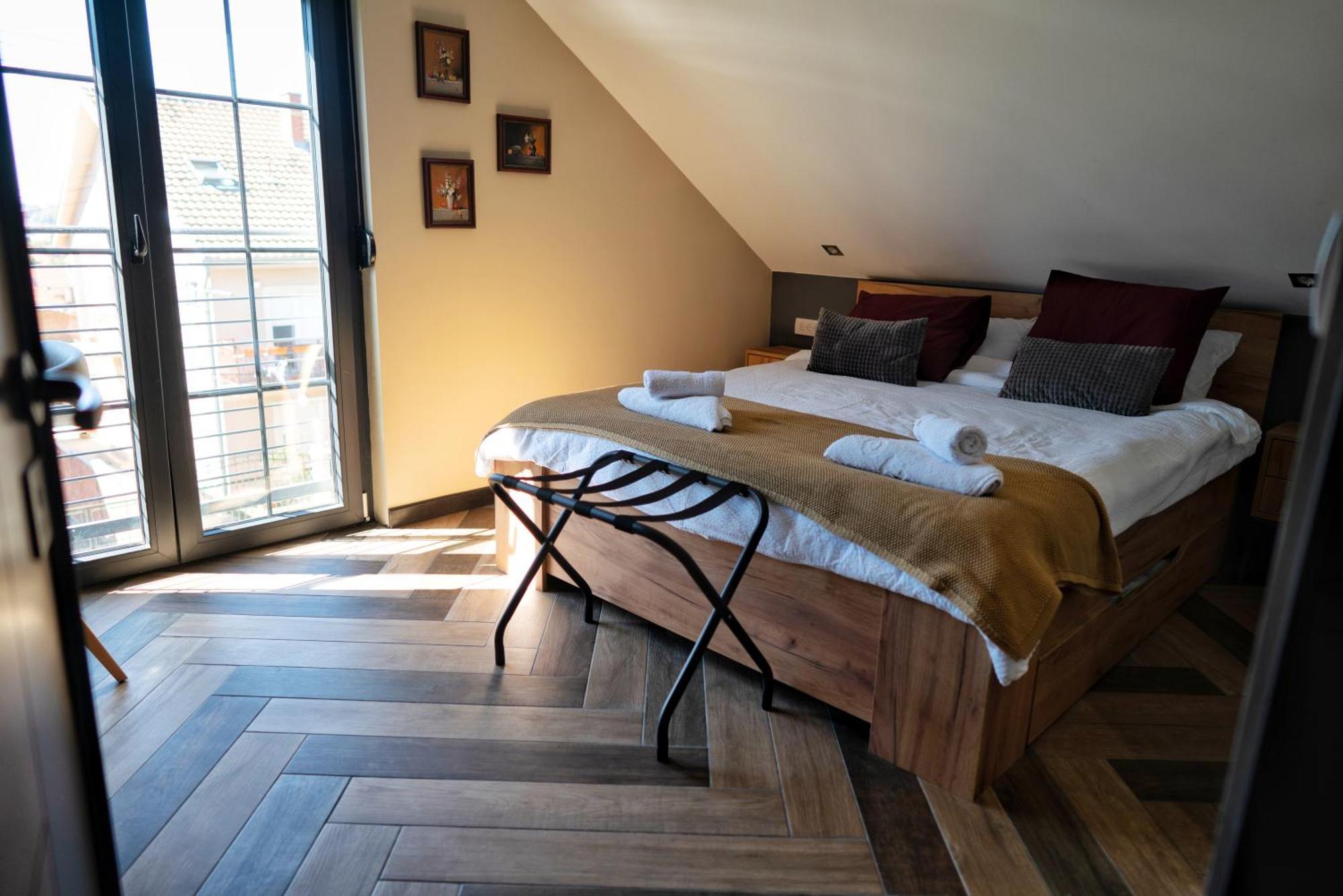 La Roue Hotel Vrsac Exterior foto